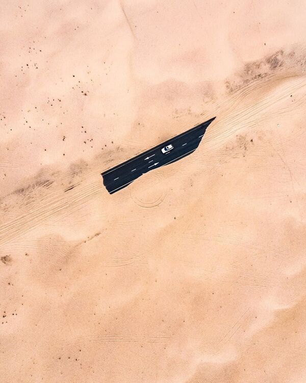 صورة للطرق المغطاة بالرمال في دولة الإمارات العربية المتحدة للمصور إيرينايوس هيروك - سبوتنيك عربي