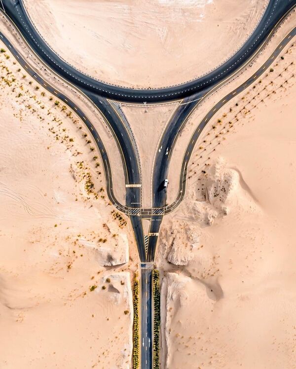 صورة جوية لطريق في الصحراء في دولة الإمارات العربية المتحدة - سبوتنيك عربي