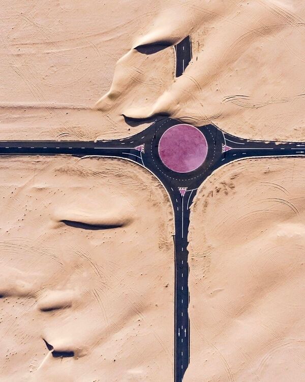 صورة جوية لطريق في الصحراء في دولة الإمارات العربية المتحدة - سبوتنيك عربي