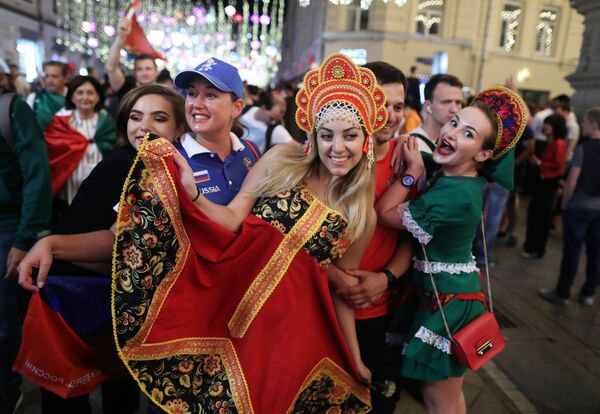 المشجعون الروس يفرحون بفوز في مباراة مرحلة المجموعات من كأس العالم 2018 بين الفريقين الروسي والمصري في شارع نيكولسكايا، موسكو - سبوتنيك عربي