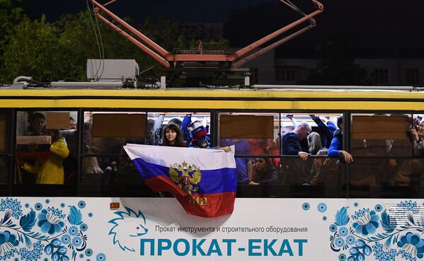 المشجعون الروس يفرحون بالفوز في مباراة مرحلة المجموعات من كأس العالم 2018 بين الفريقين الروسي والمصري في يكاترينبورغ - سبوتنيك عربي