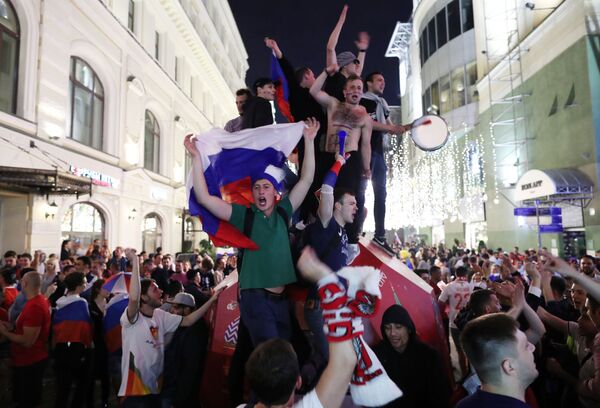المشجعون الروس يفرحون بالفوز في مباراة مرحلة المجموعات من كأس العالم 2018 بين الفريقين الروسي والمصري في شارع نيكولسكايا، موسكو - سبوتنيك عربي