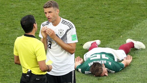 الحكم علي رضا فغاني وتوماس مولر وهيكتور هيريرا في مباراة ألمانيا والمكسيك - سبوتنيك عربي