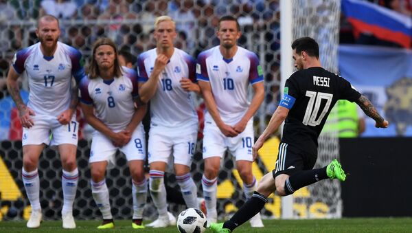 اللاعب الأرجنتيني ليونيل ميسي يسدد رمية حرة مباشرة ضد الفريق الأيسلندي - سبوتنيك عربي