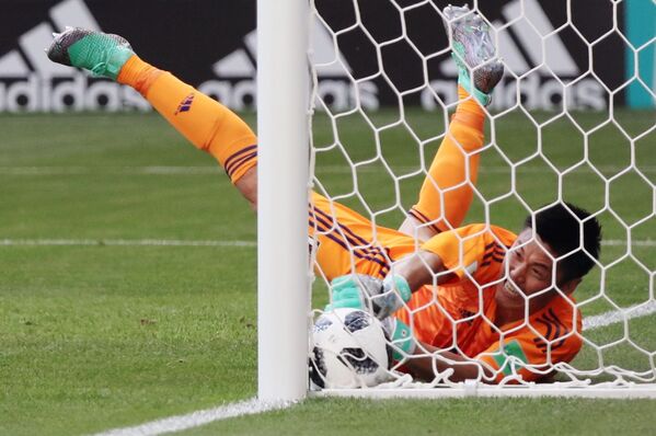 حارس مرمى المنتخب الياباني إيجي كاواشيما  يفشل في منع هدف أمام المنتخب الكولومبي - سبوتنيك عربي