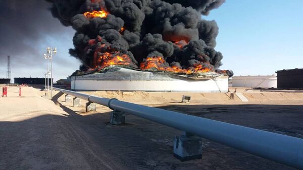 سحب دخانية ضخمة ناتجة عن احتراق خزانات للنفط في شركة رأس لانوف الليبية - سبوتنيك عربي