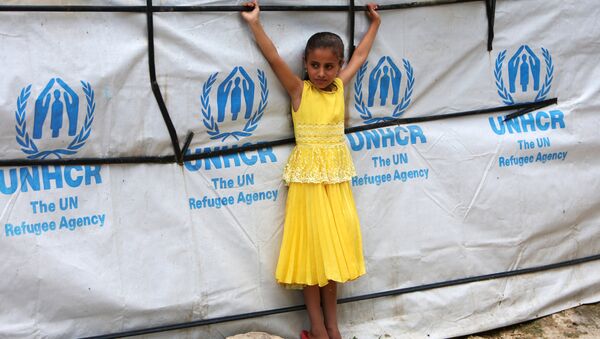 طفلة سورية لاجئة في إحدى مخيمات لبنان - سبوتنيك عربي