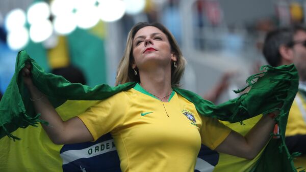 مشجعة برازيلية في مباراة البرازيل وكوستاريكا - سبوتنيك عربي