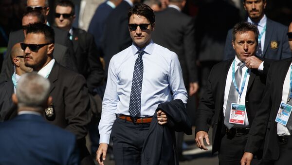 رئيس الوزراء الكندي لابسا نظارات شمسية - سبوتنيك عربي