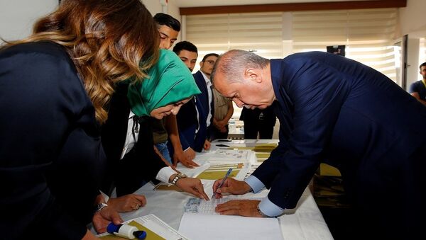 الرئيس التركي رجب طيب أردوغان يدلي بصوته في الانتخابات التركية - سبوتنيك عربي