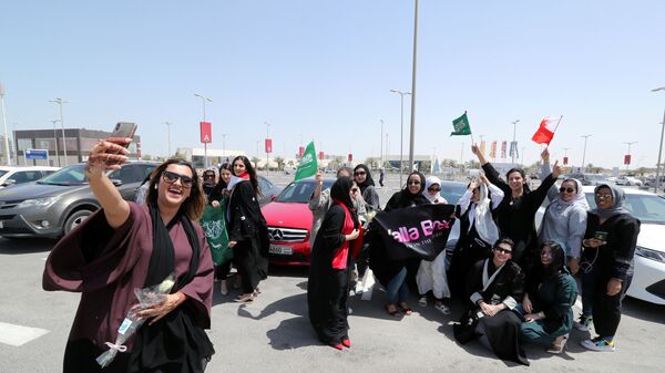 نساء يحتفلن بقرار قيادة المرأة للسيارة في السعودية - سبوتنيك عربي