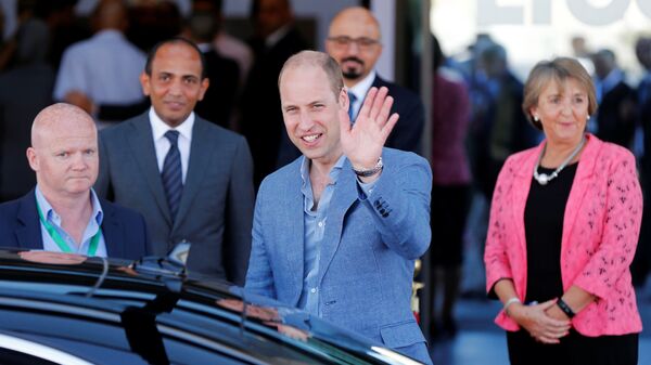 الأمير البريطاني وليام يلوح للصحفيين أثناء مغادرته كلية لومينوس التقنية الجامعية في العاصمة الأردنية عمان، 25 يونيو/حزيران 2018 - سبوتنيك عربي