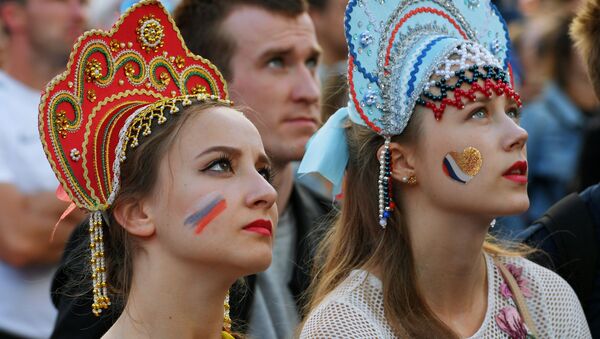 مشجعات روسيات يشاهدن باهتمام المباراة التي جمعت منتخبي روسيا والأوروغواي - سبوتنيك عربي