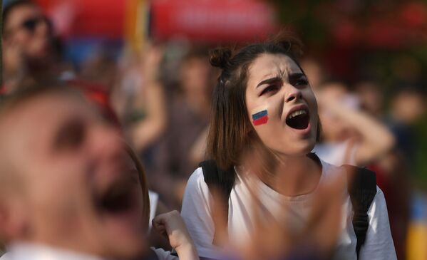 روسية غاضبة بسبب إحراز منتخب الأوروغواي هدفا في شباك روسيا - سبوتنيك عربي