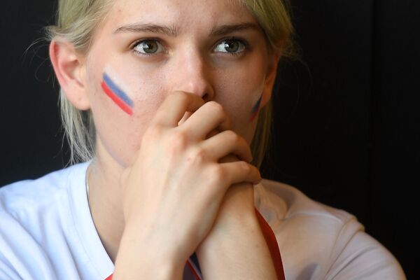 مشجعة في أحد مقاهي موسكو تتابع بقلق المباراة التي جمعت الأوروغواي مع روسيا - سبوتنيك عربي