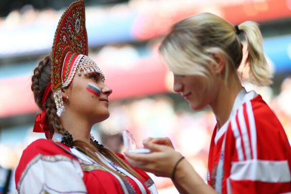 مشجعات روسيات يرسمن علم بلدهن - سبوتنيك عربي