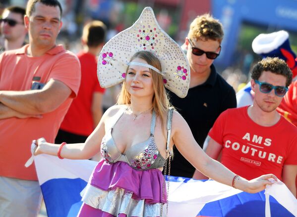 مشجعة روسية تشاهد المباراة التي جمعت منتخبي روسيا والأوروغواي في منطقة المشجع - سبوتنيك عربي