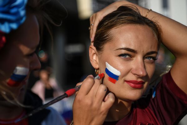 مشجعة روسية ترسم علم بلادها على خدها - سبوتنيك عربي