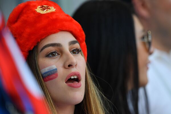 مشجعة روسية متفاجئة بنتيجة المباراة التي جمعت روسيا مع الأوروغواي وانتهت بنتيجة 3-0 لصالح منتخب الأوروغواي - سبوتنيك عربي