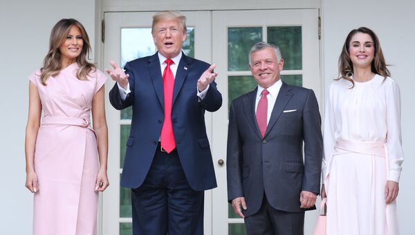الملكة رانيا مع زوجها ملك الأردن عبد الله الثاني والرئيس الأمريكي دونالد ترامب وزوجته ميلانيا ترامب في البيت الأبيض في واشنطن بالولايات المتحدة الأمريكية، 26 يونيو/حزيران 2018 - سبوتنيك عربي