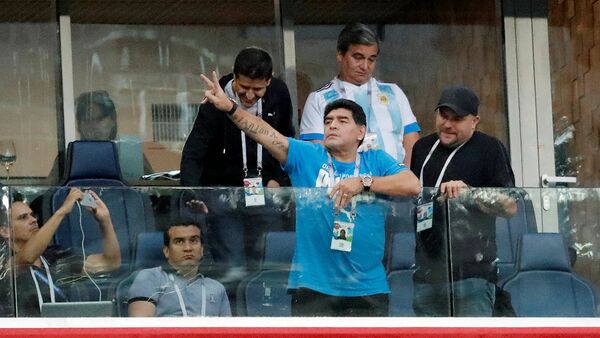 مارادونا يتابع مباراة منتخب بلاده - سبوتنيك عربي