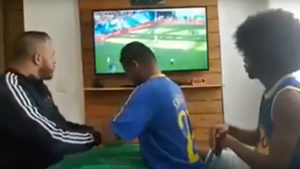 مشجع برازيلي أعمى وأخرس يعيش مجرايات مباراة منتخب بلاده - سبوتنيك عربي