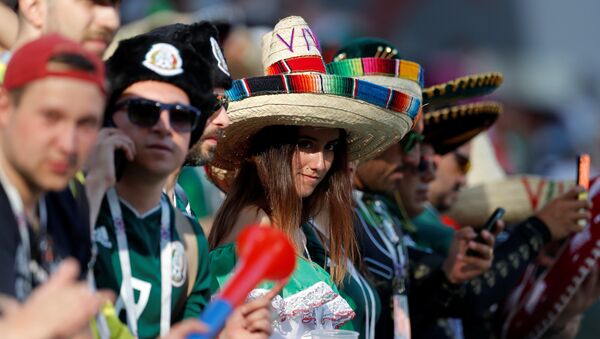 مشجعو المكسيك قبل بداية مباراة منتخبهم مع السويد في منافسات كأس العالم روسيا 2018 - سبوتنيك عربي