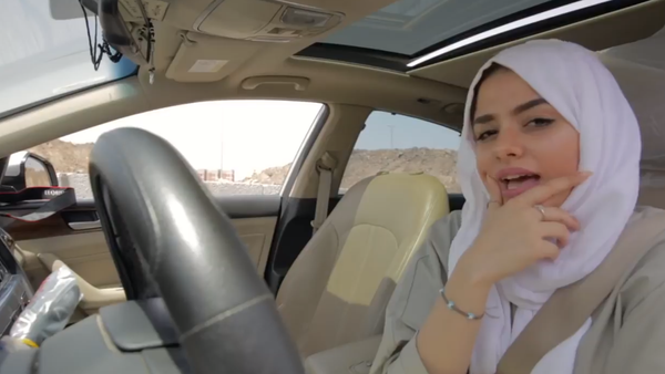 بعد السماح للمرأة السعودية بالقيادة... فتاة سعودية تسجل أغنية راب داخل السيارة - سبوتنيك عربي