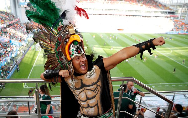 مشجع مكسيكي خلال مباراة السويد والمكسيك في مدينة ايكاترينبرغ - سبوتنيك عربي