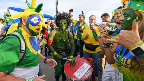 مشجعو المنتخب البرازيلي قبل بدء مباراة البرازيل وسويسرا في روستوف على الدون. - سبوتنيك عربي