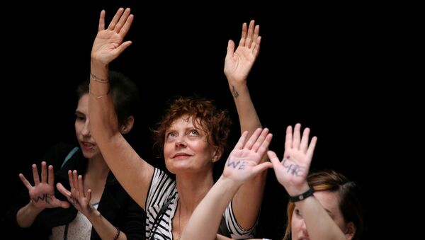 الممثلة الأمريكية سوزان ساراندون تقف مع نشطاء الهجرة المتجمعين في احتجاج في كابيتول هيل في العاصمة الأمريكية واشنطن، 28 يونيو/حزيران 2018 - سبوتنيك عربي