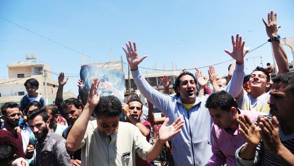مواطنون من مدينة درعا السورية يحتفلون بدخول الجيش السوري بعد تحرير بلدتهم من الإرهابيين - سبوتنيك عربي