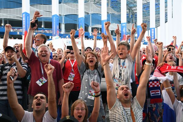 مشجعون روسي يحتفلون بفوز فريق المنتخب الروسي يوم أمس الأحد، في مباراة ضد المنتخب الإسباني، 1 يوليو/ تموز 2018 - سبوتنيك عربي