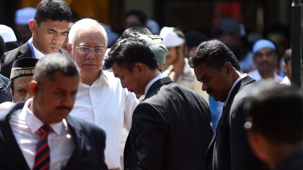 Prime Minister of Malaysia Najib Razak (2nd L) looks on after offering afternoon prayers at a mosque in Chennai on March 31, 2017, during an official visit to India - سبوتنيك عربي