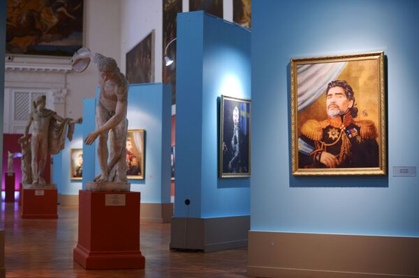 لوحة للاعب الأرجنتيني ديغو مارادونا خلال معرض بعنوان مثل الآلهة في متحف الأكاديمية لأعمال الفن في سان بطرسبورغ - سبوتنيك عربي