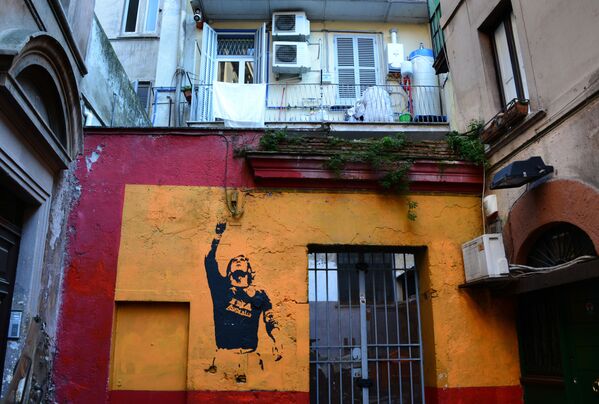 رسم جرافيتي للاعب الإيطالي فرانتشيسكو توتي في روما، إيطاليا - سبوتنيك عربي