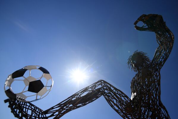 مجسم معدني للاعب كرة القدم في شارع خيميتشيسكايا في قازان - سبوتنيك عربي