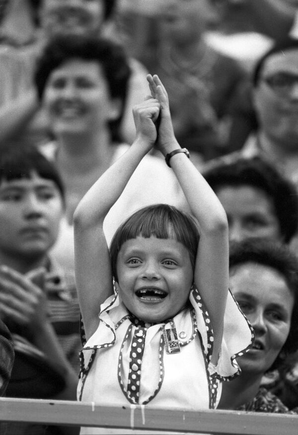 مشجعة صغيرة خلال تشجيعها لمنتخب الاتحاد السوفيتي، خلال مباراة كرة السلة بين الاتحاد السوفيتي وجمهورية يوغوسلافيا الاتحادية الاشتراكية (آنذاك)، في الألعاب الأولمبية الصيفية الـ 22 (19 يوليو - 3 أغسطس)، 1980 - سبوتنيك عربي