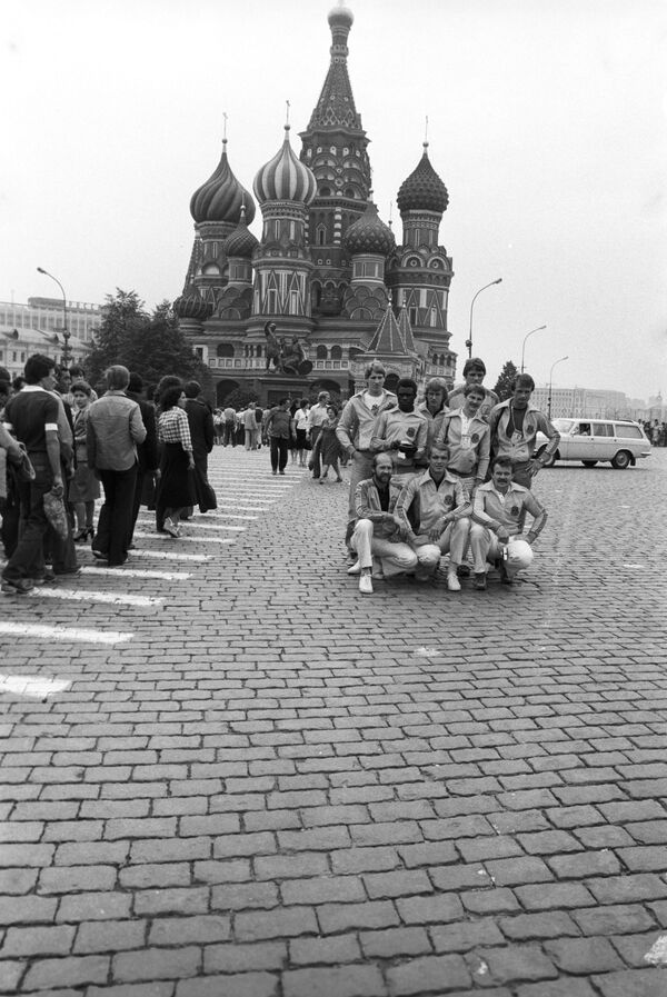 السياح والضيوف الأجانب يلتقطون صورة جماعية على الساحة الحمراء، موسكو 1980 - سبوتنيك عربي
