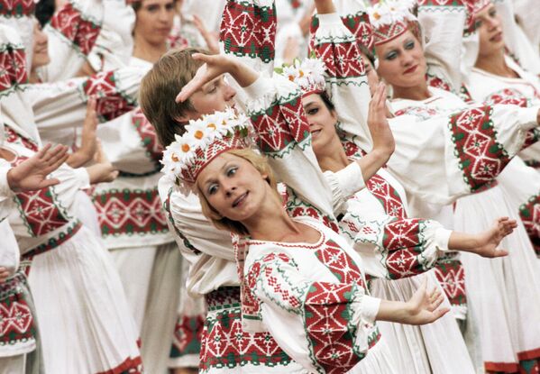 فرقة الرقص صداقة الشعوب خلال حفل افتتاح الدورة الـ 22 للألعاب الأولمبية الصيفية في موسكو، 1980 - سبوتنيك عربي