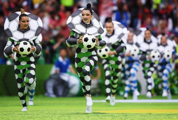 فرقة الرقص صداقة الشعوب خلال مراسم الحفل الافتتاحي لبطولة كأس العالم لكرة القدم روسيا - 2018 بملعب لوجنيكي في موسكو، 2018 - سبوتنيك عربي