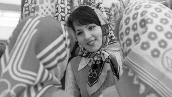 فتيات يرتدين شالات مع شعار الألعاب الأولمبية في موسكو، 1980 - سبوتنيك عربي