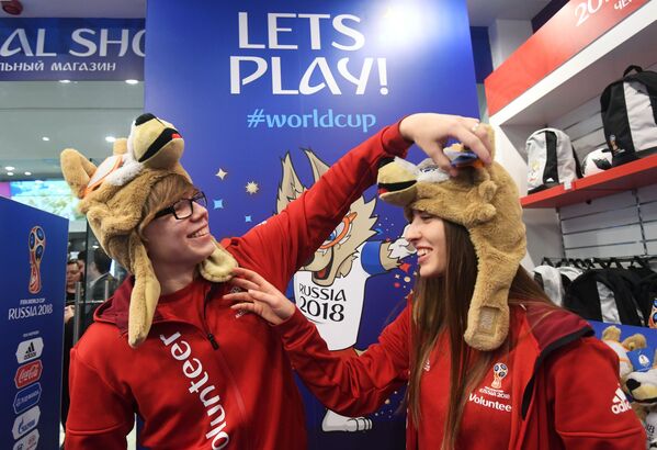 موظفون في افتتاح المتجر الرسمي لمنتجات كأس العالم 2018 لكرة القدم في متجر الأطفال المركزي في حي لوبيانكا في موسكو - سبوتنيك عربي