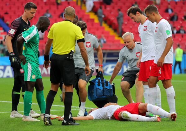 إصابة الرياضي البولندي يان بدناريك في مباراة كرة قدم في مرحلة المجموعة بين بولندا والسنغال، 2018 - سبوتنيك عربي