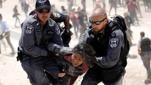 الشرطة الإسرائيلية تعتقل فتاة فلسطينية في قرية الخان الأحمر بالقرب من أريحا، فلسطين 4 يوليو/ تموز 2018 - سبوتنيك عربي