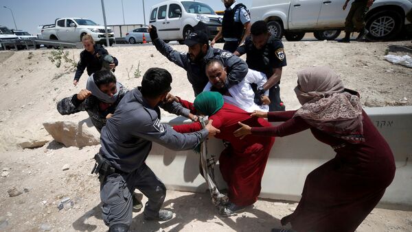 الشرطة الإسرائيلية تحاول اعتقال فلسطينيين في قرية الخان الأحمر بالقرب من أريحا، فلسطين 4 يوليو/ تموز 2018 - سبوتنيك عربي
