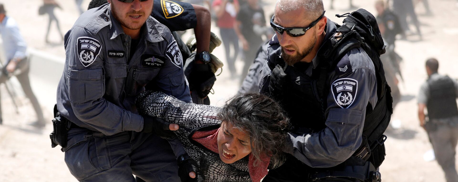  الشرطة الإسرائيلية تعتقل فتاة فلسطينية في قرية الخان الأحمر بالقرب من أريحا، فلسطين 4 يوليو/ تموز 2018 - سبوتنيك عربي, 1920, 01.01.2022