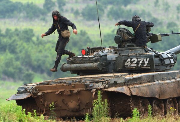 طاقم دبابة تي-72 في الحقل العسكري سيرغييفسكي في إقليم بريمورسك - سبوتنيك عربي