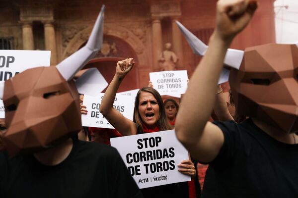 أنصار حماية حقوق الحيوان يتظاهرون لإلغاء مصارعة الثيران، قبل يوم من انطلاق المهرجان الشهير سان فيرمين في بامبلونا، إسبانيا 5 يوليو/ تموز 2018 - سبوتنيك عربي