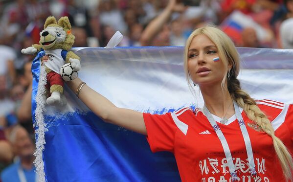 مشجعة المنتخب الروسي خلال مبارة روسيا وإسبانيا - سبوتنيك عربي